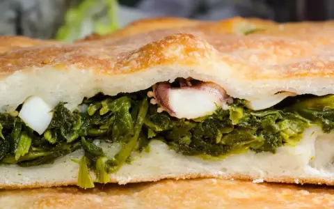Focaccia ripiena con verdure e polpo, un'ottima idea per scoprire cosa mangiare a Gaeta.