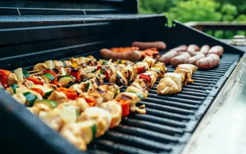 Kiełbasa z grilla w ciąży - zagrożenia i zdrowe alternatywy