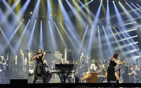 Un concierto épico de Hans Zimmer en España, con una violinista protagonista bajo focos deslumbrantes.