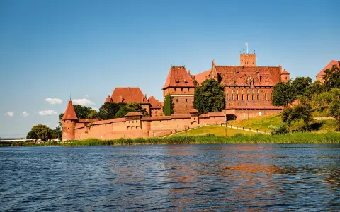 Zamek w Malborku, często uznawany za najlepsze muzeum w Polsce, majestatycznie wznosi się nad rzeką Nogat.