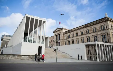 Nowoczesna architektura James-Simon-Galerie obok klasycznego budynku, który jest częścią Muzeum Pergamońskiego.