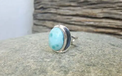 Anello con una splendida pietra preziosa larimar, che ricorda le onde del mare.