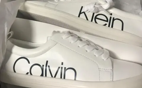 Stylowe, białe calvin klein sneakersy damskie z dużym logo. Idealne do codziennych stylizacji.