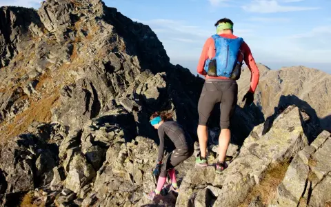 Dwoje turystów na skalistym szlaku, przygotowujących się do wejścia na Orlą Perć.