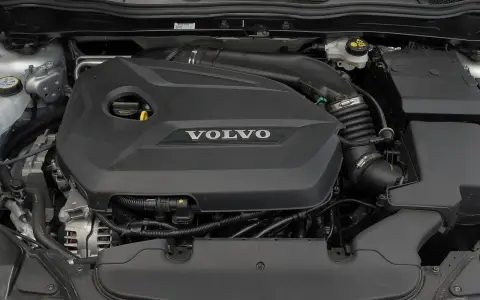 Silnik Volvo V40 D2 z widocznym logo Volvo na czarnej osłonie.