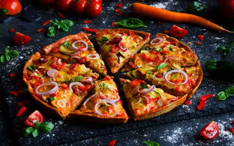Leckere Pizza mit Gemüse, perfekt für ein Pizza backen Rezept. Frische Tomaten, Zucchini und rote Zwiebeln machen sie unwiderstehlich.