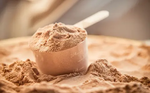 Miarka z proszkiem, idealna jako nutridrink dla osób dializowanych, tworzy małe górki na blacie.