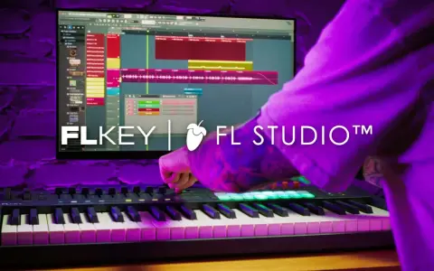 Ręce tworzą muzykę na klawiaturze MIDI, sterując programem FL Studio.