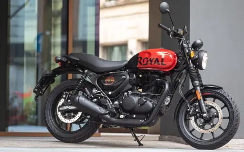 Royal Enfield Hunter 350, pronta a sfrecciare. La sua velocità massima è un invito all'avventura urbana.