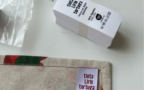 Etiquetas de lino textil para "Tinta Lirio Tortuga", 90% algodón, 10% lino, hechas en España.