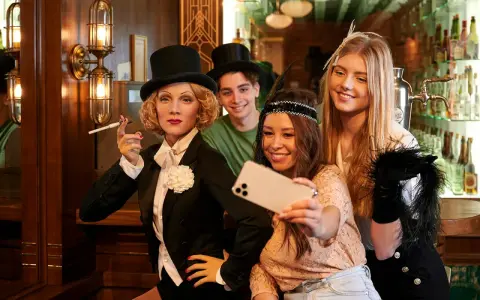 W Muzeum Figur Woskowych w Berlinie, trzy przyjaciółki robią sobie selfie z Marlene Dietrich.