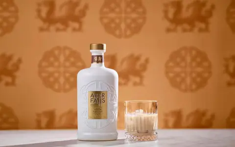Elegancka butelka Aber Falls Cream Liqueur i szklanka z lodem, idealne na chwilę relaksu z tym wyśmienitym irish cream.