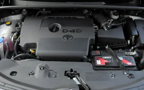 Silnik D-4D w Toyocie Corolla Verso. Widoczny akumulator i elementy układu dolotowego.