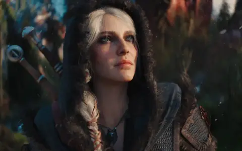 Ciri w kapturze, z dwoma mieczami za plecami, wygląda na gotową do walki w świecie Wiedźmin 4.