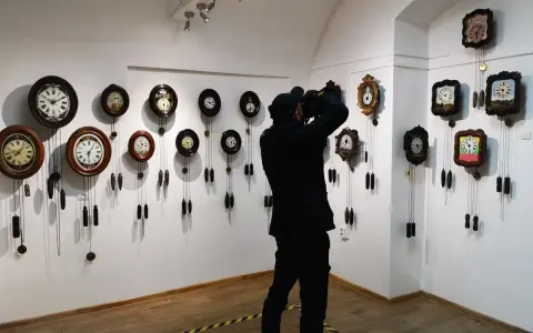Odwiedzający dokumentuje bogactwo kolekcji największego muzeum zegarów w Polsce, gdzie wiszą dziesiątki zabytkowych czasomierzy.
