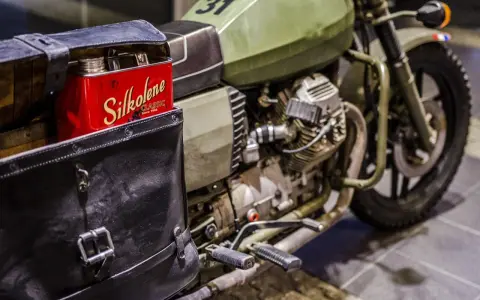 Czerwona puszka oleju Silkolene Classic w sakwie motocykla. Idealny olej 10w50 zastosowanie dla klasyków.