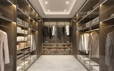 Cabina armadio aperta o chiusa, con abiti ordinati su mensole e grucce, scarpe esposte e scatole contenitive.