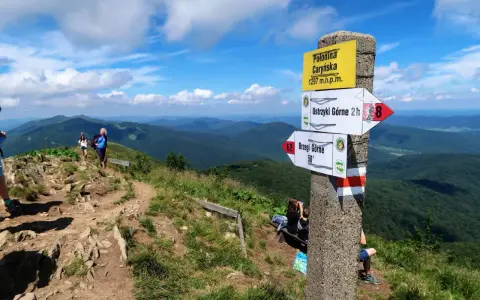 Bieszczady szlaki: Polonina Caryńska, Ustrzyki Górne 2h, Brzegi Górne 50'. Turyści na szlaku.