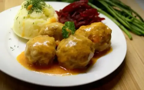 Pulpety w sosie pomidorowym bez smażenia, podane z puree ziemniaczanym i buraczkami. Pyszny, domowy obiad.