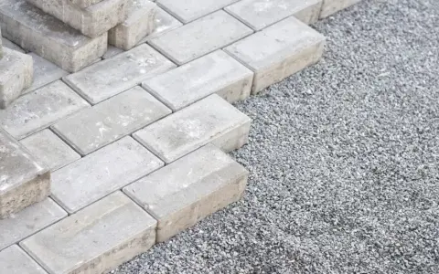 Jaki żwir pod kostkę brukową? Ekspert radzi, by nie żałować