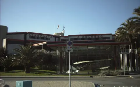 Lotnisko C. Colombo w Genui. W szklanej gablocie wystawiono zabytkowy samolot.