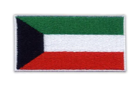 Naszywka z flagą Kuwejtu: zielony, biały i czerwony pas poziomo, czarny trójkąt po lewej.