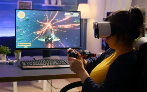 Kobieta w goglach VR gra w kosmiczną strzelankę, testując swoje umiejętności w ramach studiów game design.