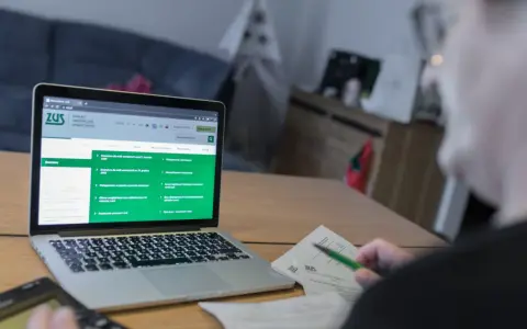 Osoba sprawdza na laptopie informacje o tym, co to jest subkonto w ZUS, przeglądając stronę internetową Zakładu Ubezpieczeń Społecznych.