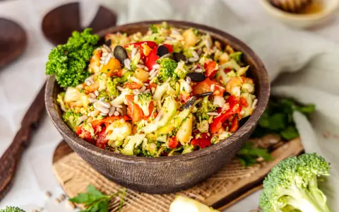 Frischer Brokkolisalat mit Paprika, Kichererbsen und Kernen, zubereitet im Thermomix.