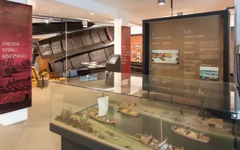 W muzeum Wisły zobaczysz modele łodzi i wystawy o historii transportu rzecznego.