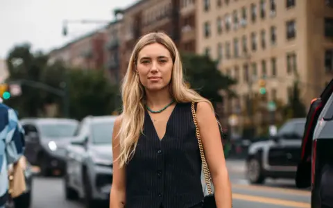 Donna con panciotto gessato, un accessorio che aggiunge un tocco di stile e raffinatezza. Il suo significato è eleganza e audacia.