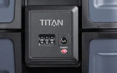 Zamek szyfrowy TSA na walizce Titan. Dowiedz się, jak ustawić kod w walizce, aby bezpiecznie podróżować.