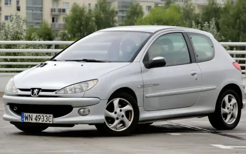 Srebrny Peugeot 206 1.4 benzyna na parkingu.