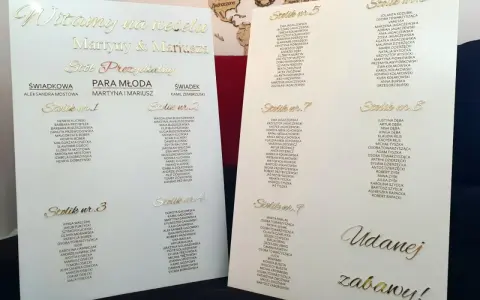Jak przygotować stylowy plan stołów na lustrze lub szkle akrylowym: złote napisy z listą gości na eleganckim planie weselnym.