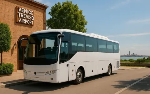 Autobus przed budynkiem lotniska Treviso. Idealny sposób, jak dojechać z lotniska Treviso do Wenecji, z widokiem na miasto w oddali.