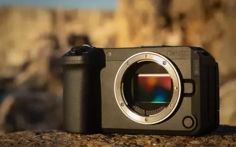 Aparat Canon EOS R V na kamieniu. Dowiedz się, jak połączyć aparat Canon z telefonem, by przesyłać zdjęcia.