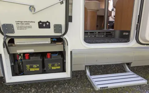 Två batterier i en Fiat Ducato, redo för att byta bodelsbatteri. En utdragbar trappa syns också.