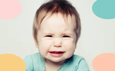 Bebé llorando, quizás experimentando la regresión del sueño de los 6 meses.