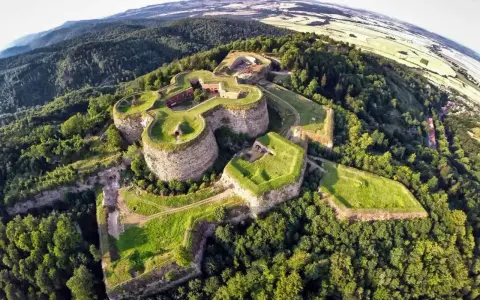 Niedzielna wycieczka na Dolny Śląsk to widok na imponującą twierdzę na wzgórzu, otoczoną zielonymi lasami.