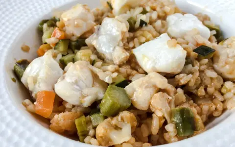 Delicioso arroz con rape y verduras, un plato reconfortante y lleno de sabor.