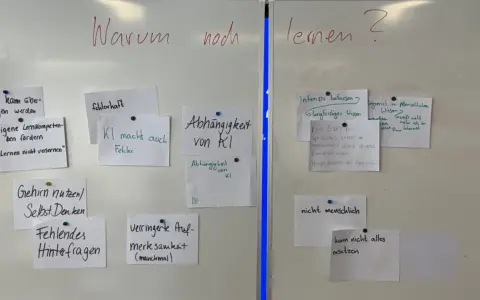 Notizen an einer Tafel: "Warum noch lernen?" mit Stichpunkten wie "KI macht auch Fehler" und "Selbst Denken". Wann schreibt man dass mit doppel s? Bei "dass" immer mit ss.