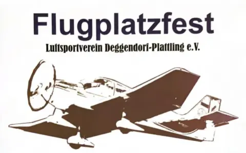 Flugplatzfest: Ein Propellerflugzeug vor dem Schriftzug des Luftsportvereins Deggendorf-Plattling e.V.