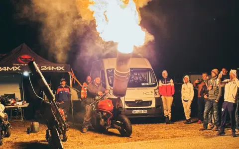Motocykl z miotaczem ognia, który może wygenerować hałas, o jakim nie śniło się żadnemu autu. Grupa ludzi obserwuje pokaz.
