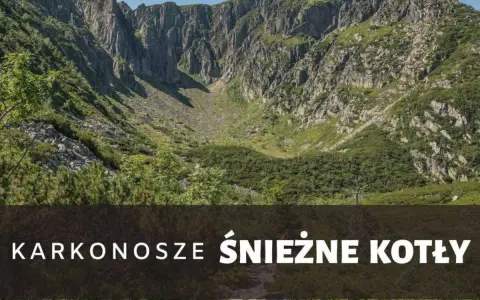 Malowniczy krajobraz Karkonoszy. Trasa przez Śnieżne Kotły oferuje widok na skaliste zbocza i bujną roślinność.