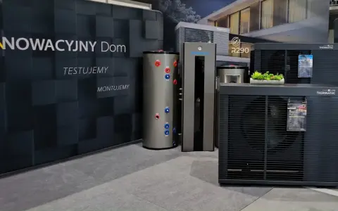 Nowoczesne pompy ciepła z czynnikiem R290. Obok zbiornik na wodę i pionowy moduł grzewczy.