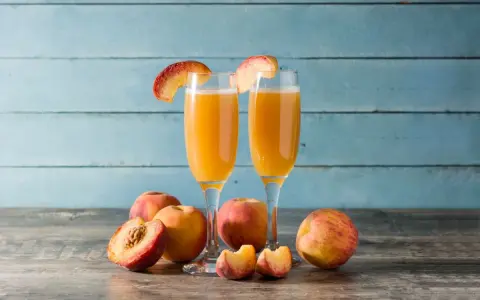 Drinki z likierem brzoskwiniowym: Przepisy, triki i hity imprez!
