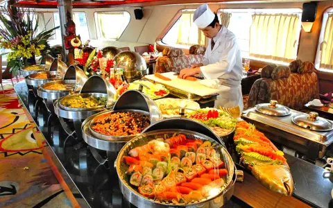 Buffet di sushi e piatti caldi su una nave da crociera. In crociera si paga il cibo, ma l'abbondanza è garantita.