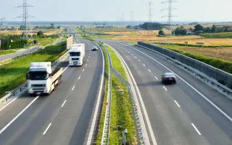Ile może jechać ciężarówka na autostradzie? Sprawdź ważne przepisy