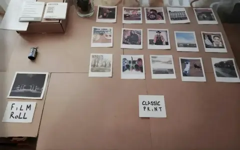 Zdjęcia w stylu Polaroid, obok notatki "FILM ROLL" i "CLASSIC PRINT". Zastanawiasz się, ile kosztuje wydrukowanie zdjęcia w Rossmannie?