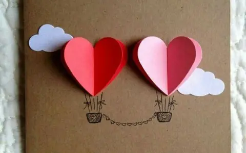 Due cuori a mongolfiera, perfetti per la festa della mamma lavoretti creativi. Nuvole bianche e un filo di cuoricini completano il disegno.